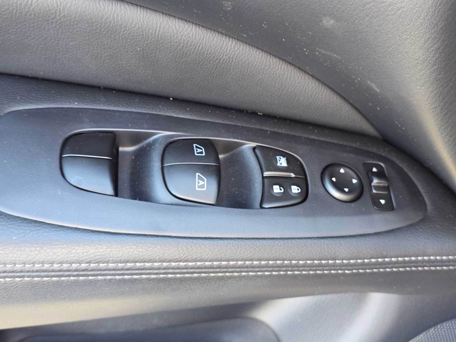 Used 2019 Nissan Pathfinder SV AWD/4WD image 23