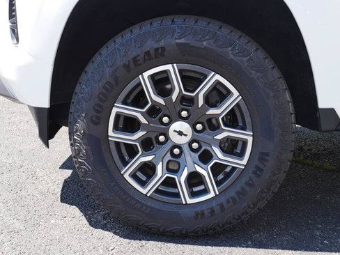 Used 2023 Chevrolet Colorado Z71 w/ Z71 Convenience Package 2 AWD/4WD image 12