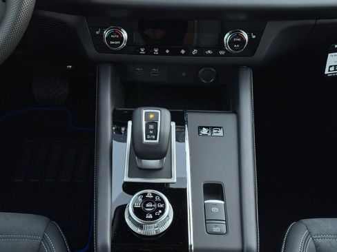 New 2025 Mitsubishi Outlander SE image 22