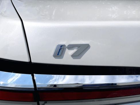 Used 2024 BMW i7 eDrive50 RWD image 32