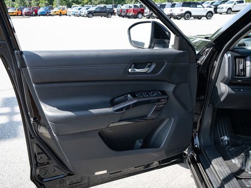 Used 2022 Nissan Pathfinder SV FWD image 16