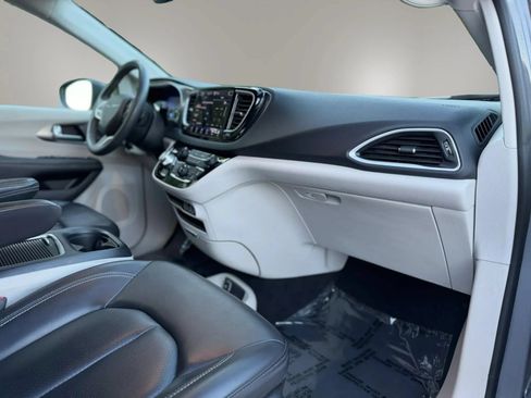 Used 2023 Chrysler Pacifica Touring-L FWD image 43
