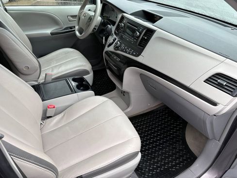 Used 2013 Toyota Sienna LE FWD image 27
