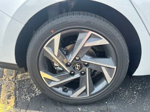 New 2025 Hyundai Elantra SEL image 12