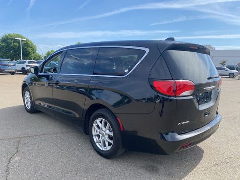 Used 2022 Chrysler Voyager LX FWD image 6