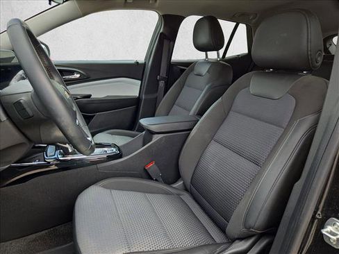 Used 2025 Chevrolet Trax LT w/ Sunroof Package image 16