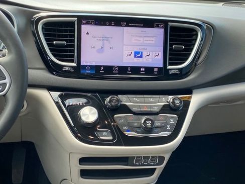 Used 2024 Chrysler Pacifica Touring-L image 11