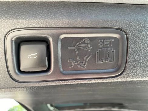Used 2023 Ford Expedition Limited AWD/4WD image 9