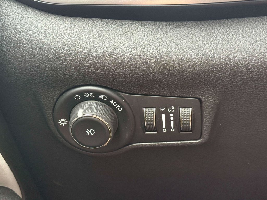 Used 2024 Jeep Compass Limited w/ Sun and Sound Group AWD/4WD image 21