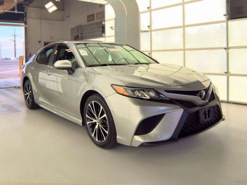 Used 2019 Toyota Camry SE FWD image 4