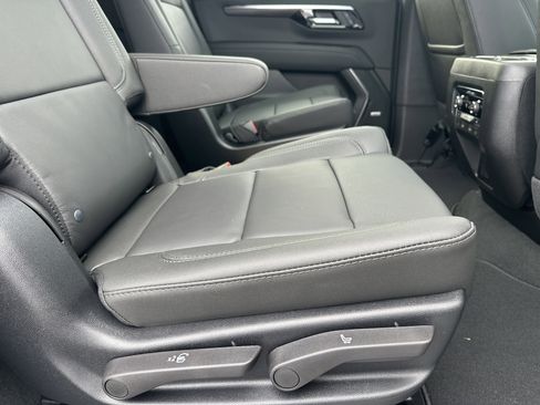 New 2026 Chevrolet Suburban Z71 image 17