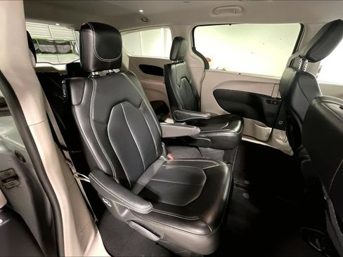 Used 2024 Chrysler Pacifica Touring-L FWD image 32