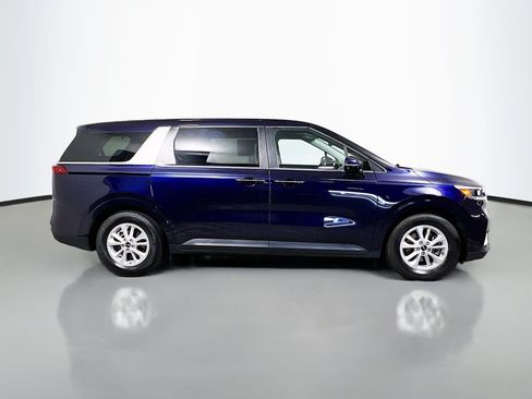 Used 2024 Kia Carnival LX FWD image 3