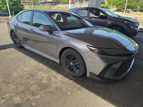 Used 2025 Toyota Camry SE FWD image 3