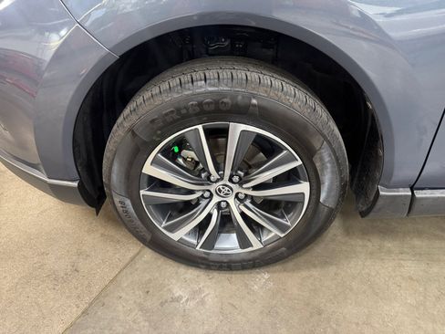 Used 2021 Toyota Venza LE w/ Carpet Mat Package (TMS) image 26