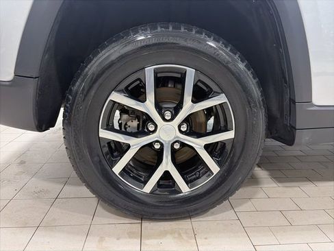 Used 2023 Jeep Grand Cherokee Limited AWD/4WD image 22