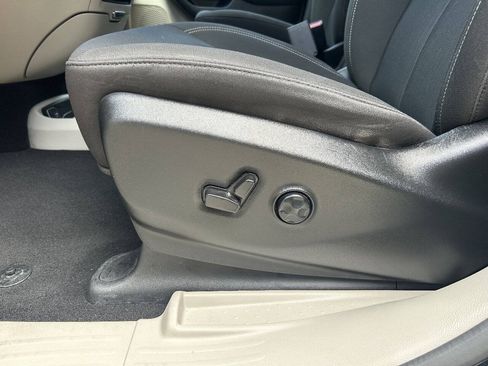 Used 2023 Chrysler Voyager LX FWD image 12
