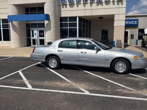 Used 1999 Lincoln Town Car Executive RWD image 1