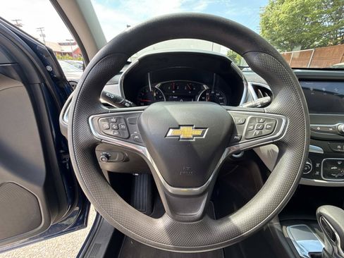 Used 2022 Chevrolet Equinox LS w/ LS Convenience Package FWD image 9