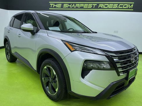 Used 2024 Nissan Rogue SV image 2