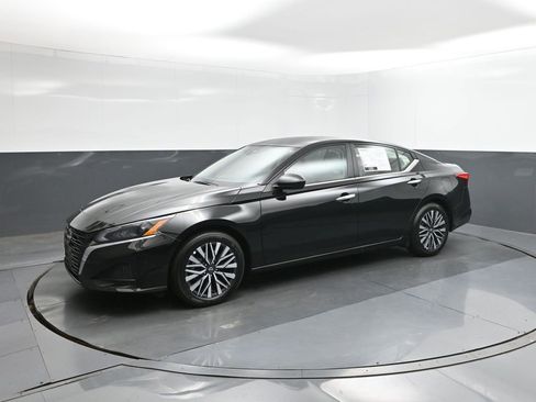 Used 2025 Nissan Altima 2.5 SV image 1