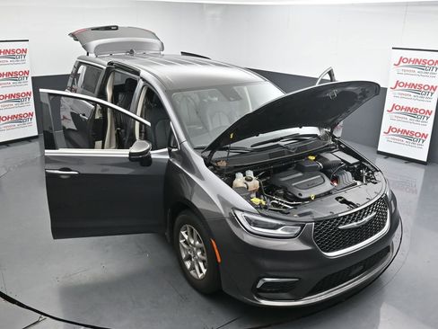 Used 2023 Chrysler Pacifica Touring-L FWD image 25