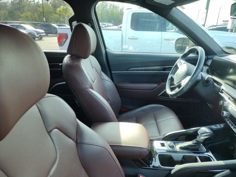 Used 2024 Kia Telluride EX w/ EX Captain's Chair Package image 3