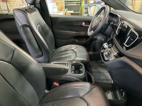 Used 2020 Chrysler Pacifica Limited image 24