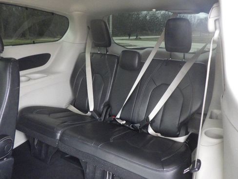 Used 2022 Chrysler Pacifica Touring-L FWD image 13