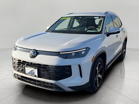 New 2025 Volkswagen Tiguan SE image 3