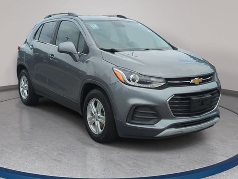 Used 2020 Chevrolet Trax LT w/ LT Convenience Package FWD image 3