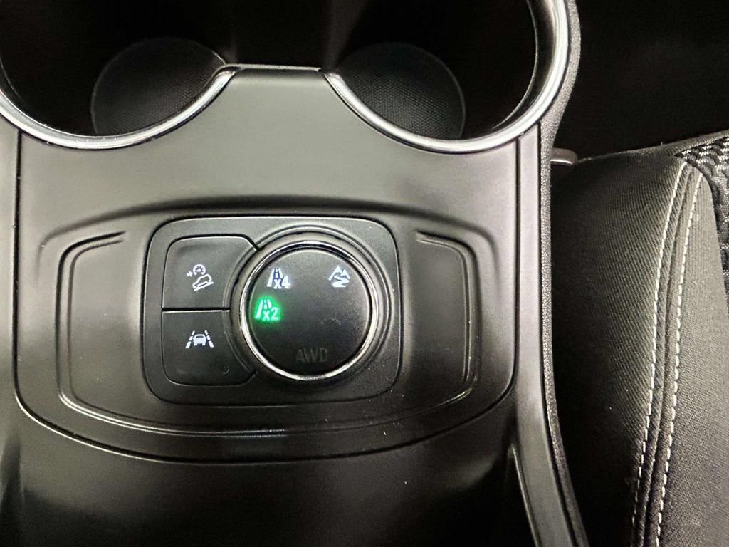 Used 2024 GMC Terrain SLE AWD/4WD image 17