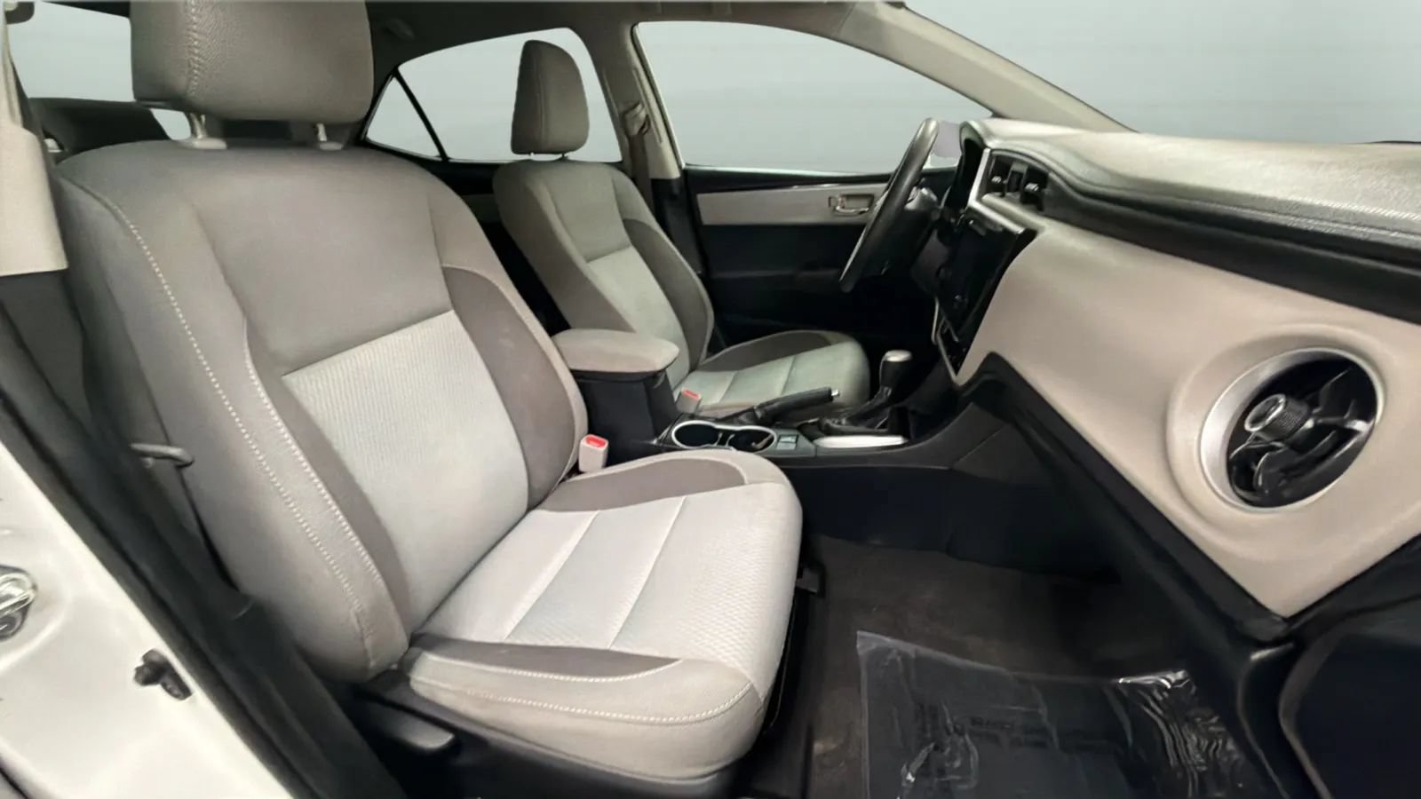 Used 2018 Toyota Corolla LE w/ Carpet Mat Package (TMS) FWD image 20