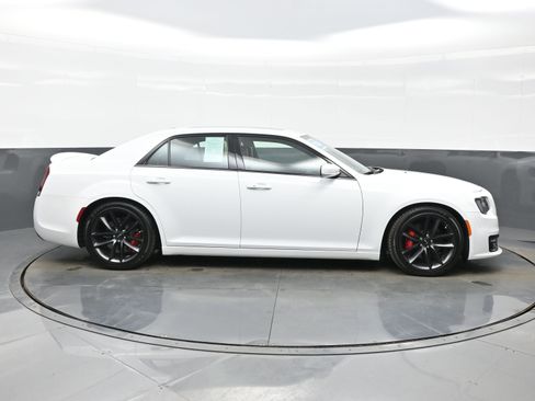 Used 2023 Chrysler 300 C image 7