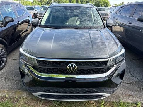 Used 2023 Volkswagen Taos SE w/ Panoramic Sunroof Package FWD image 8