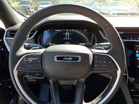 New 2025 Jeep Grand Cherokee Altitude image 13