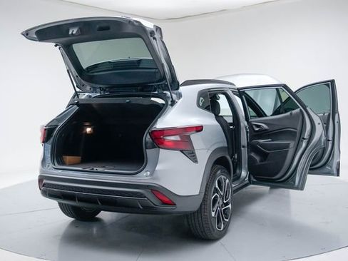 New 2026 Chevrolet Trax RS w/ Sunroof Package FWD image 22