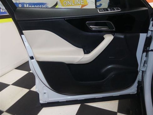 Used 2020 Jaguar F-PACE Premium image 25