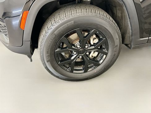 Used 2025 Jeep Grand Cherokee Altitude AWD/4WD image 11