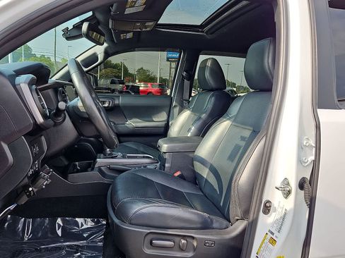 Used 2020 Toyota Tacoma TRD Sport w/ TRD Premium Sport Package AWD/4WD image 26