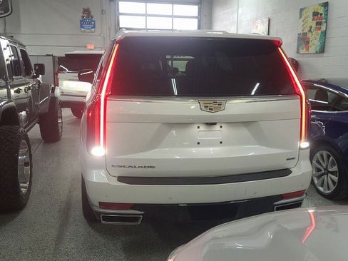 Used 2023 Cadillac Escalade Premium Luxury w/ Performance Package image 4