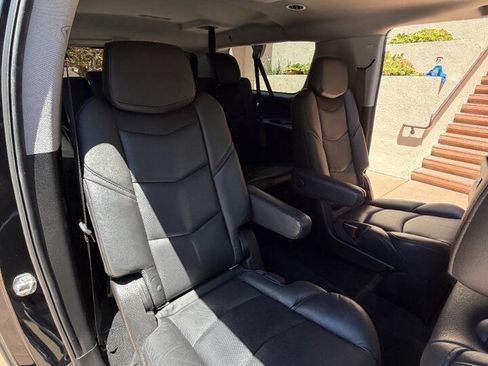 Used 2018 Cadillac Escalade ESV Luxury RWD image 17