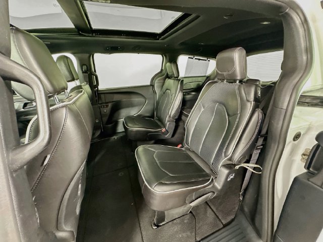 Used 2025 Chrysler Pacifica Limited FWD image 4