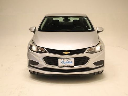 Used 2018 Chevrolet Cruze LT w/ Convenience Package FWD image 2