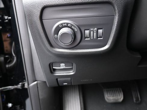 Used 2025 Jeep Grand Cherokee Laredo image 26