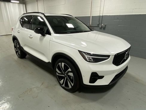 Used 2025 Volvo XC40 B5 Plus image 4