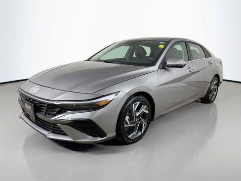 Used 2024 Hyundai Elantra Limited FWD image 4