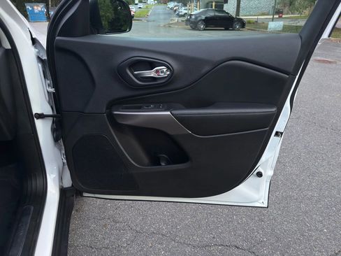 Used 2019 Jeep Cherokee Limited image 26