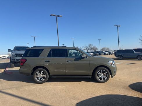 Used 2024 Ford Expedition Limited image 2
