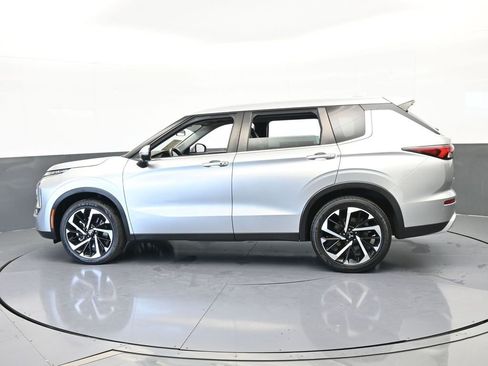 Used 2022 Mitsubishi Outlander SE image 3
